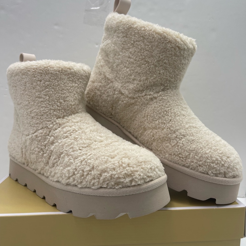 Michael Kors WINNIE BOOTIE W10
FAUX CURLY SHEARLING
49F5WNFE5D Natural 
Sherpa - Picture 14 of 16